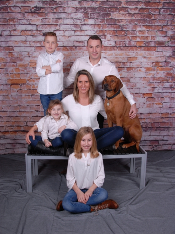 Fünfköpfige Familie mit Hund Familienshooting